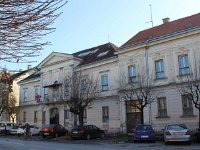 Ulica Artura Turkulina 34 – 38. Petrinjske vojarne građene su krajem 19. stoljeća (1893. godine)  Petrinjske vojarne građene su krajem 19. stoljeća (1893. godine) i na njima su vidljivi stilski oblici arhitekture historicizma i neoklasicizma. Tijekom 20. stoljeća korištene su u razne vojne svrhe. Nakon operacije Oluja 1995. godine cijeli kompleks postaje Vojarna Zrin i ovdje se smješta zapovjedništvo 2. gardijske brigade Grom i 12. domobranske pukovnije Petrinja.